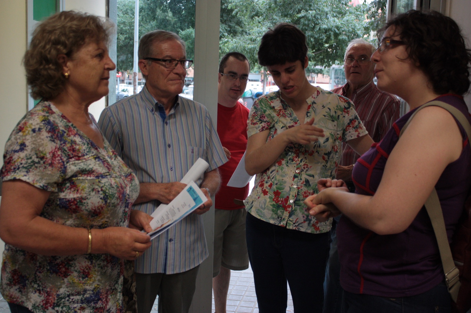 Un grup de familiars conversant amb l'equip de l'entitat