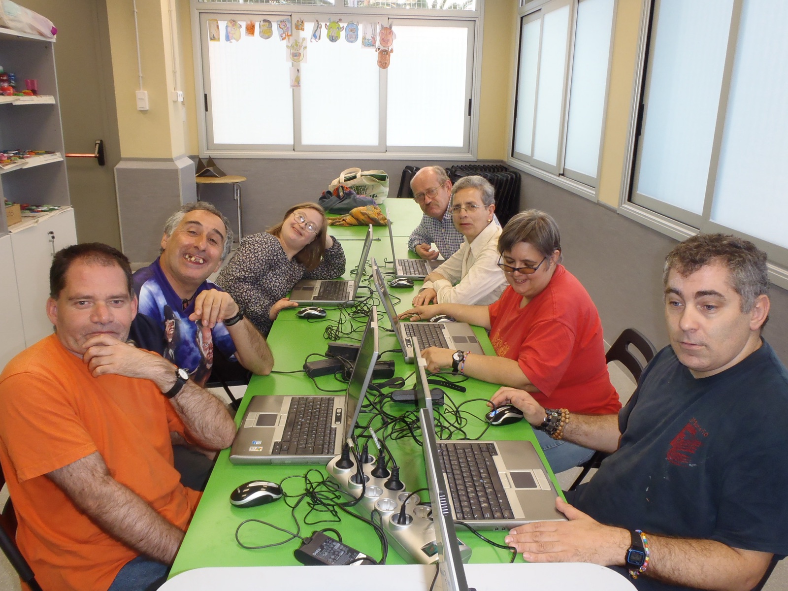 Taller de noves tecnologies: participants davant d'ordinadors portàtils