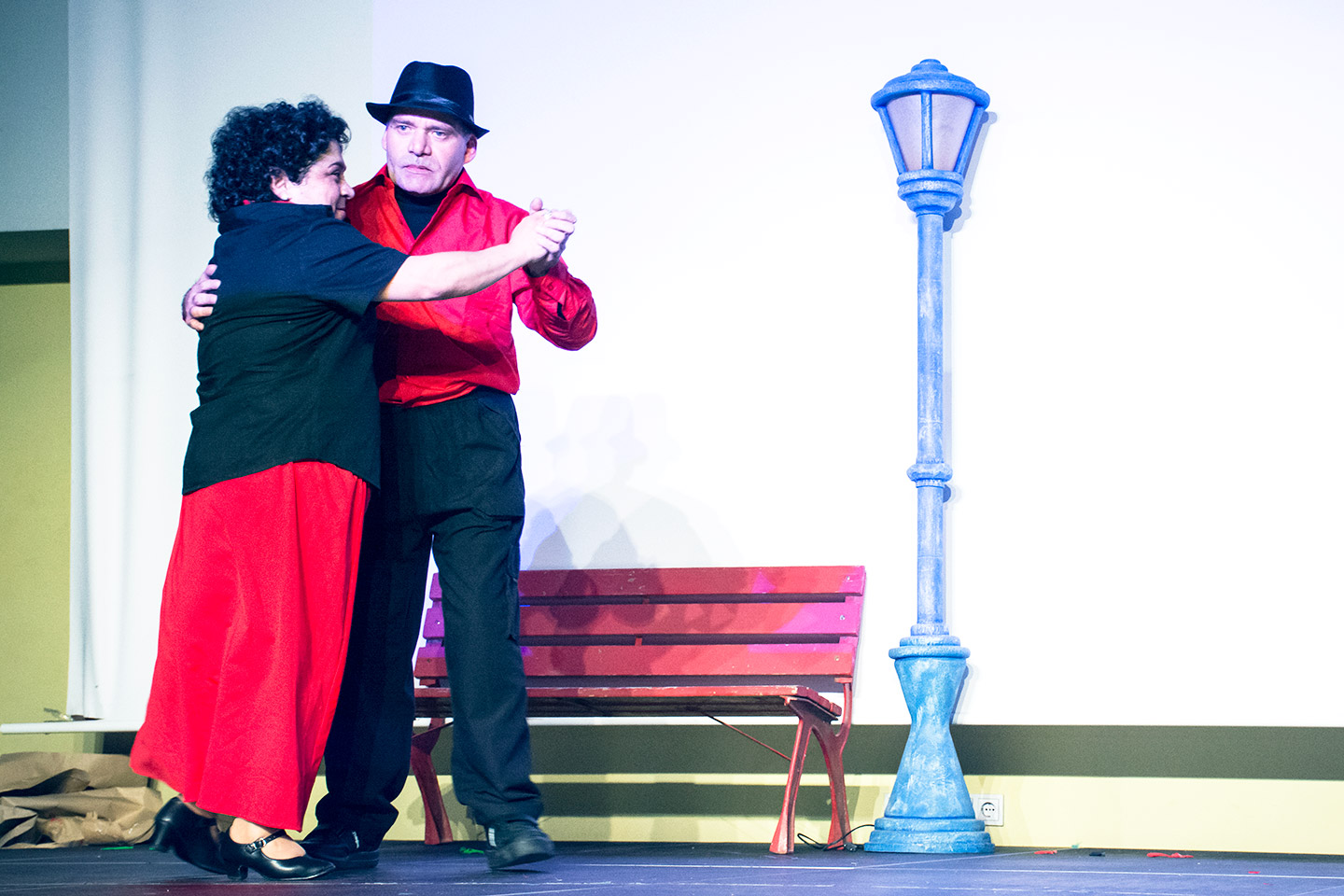 Dos participants ballant a l'escenari del cabaret