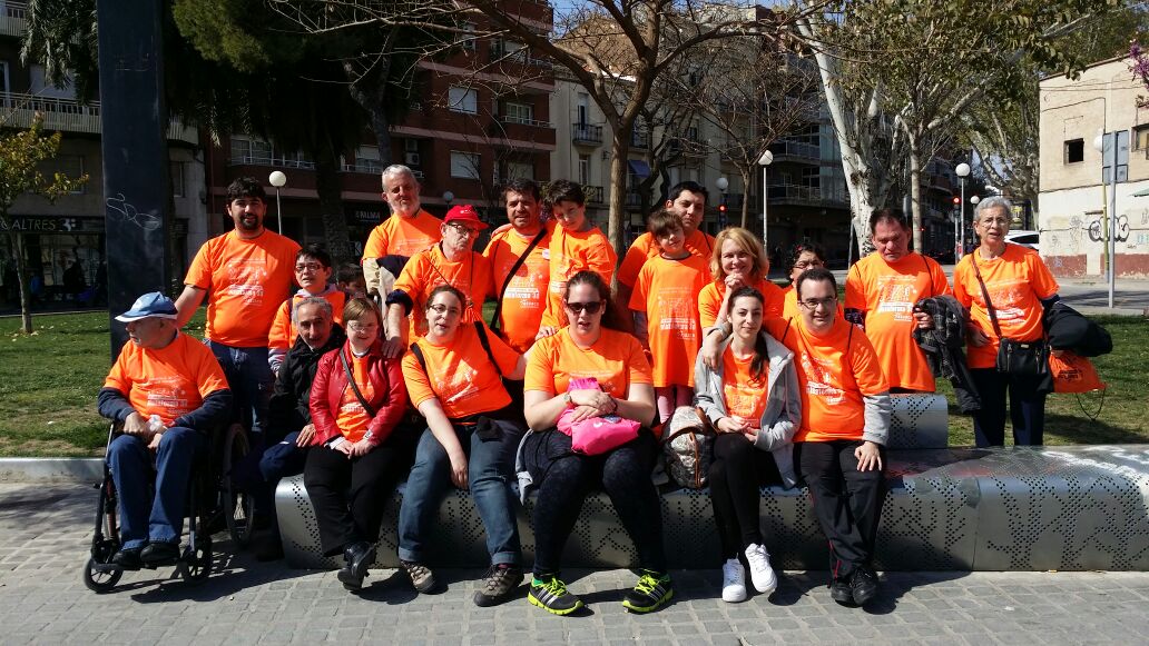 El grup amb samarretes taronja a la Festa de la inclusió