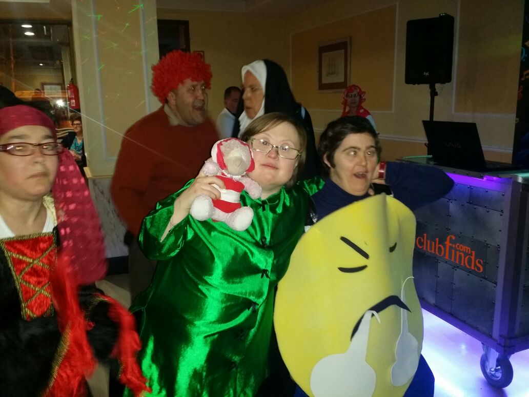 Participants disfressats en una festa de Carnestoltes