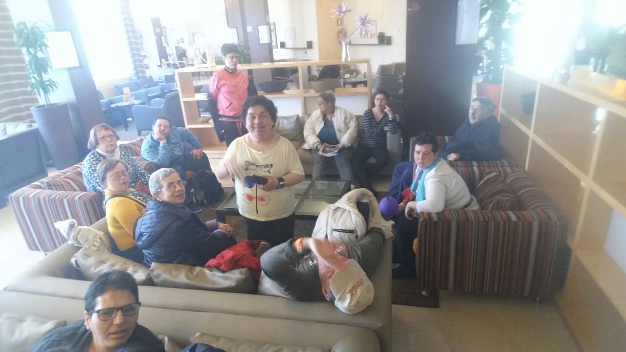 El grup descansant a la sala de l'alberg, a Tossa de Mar