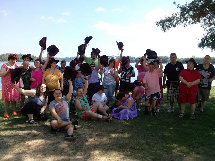 El grup llançant barrets a l'aire en unes vacances d'estiu