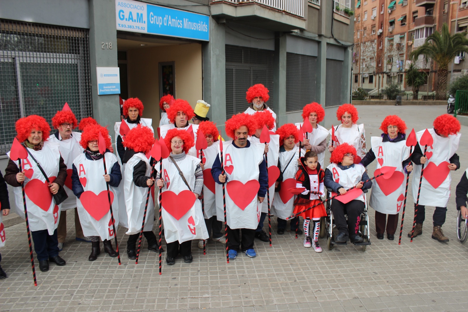 El grup disfressat de soldats de la reina de cors a la rua de Carnaval