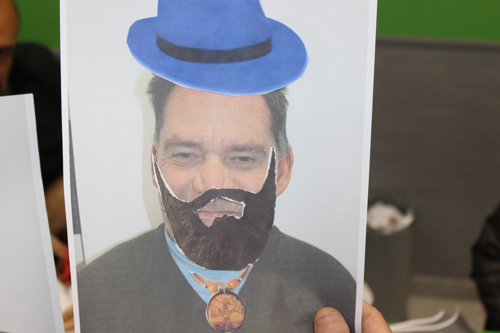Un participant amb un barret i una barba de paper