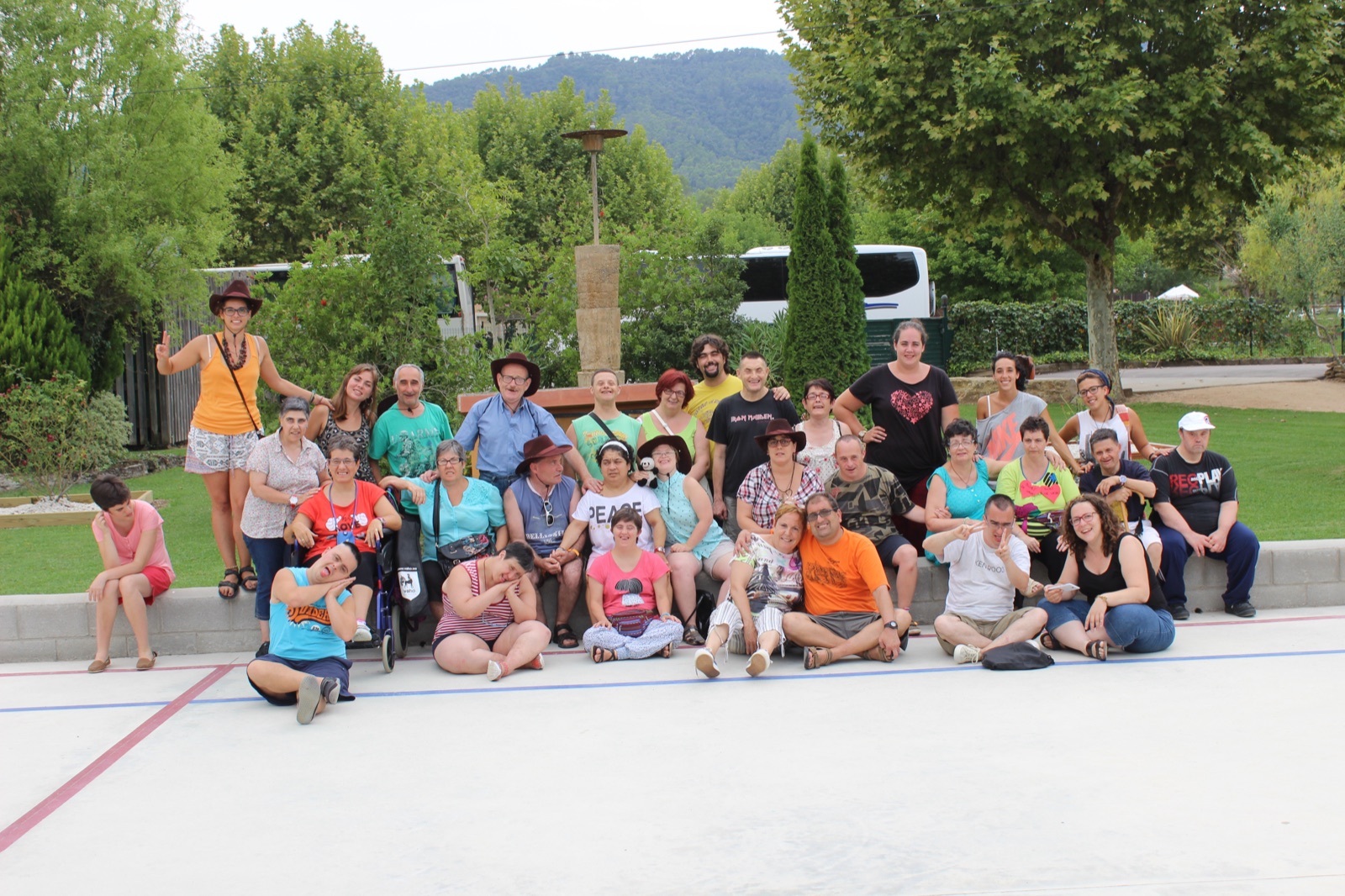 Foto de tot el grup en unes vacances d'estiu, a l'aire lliure
